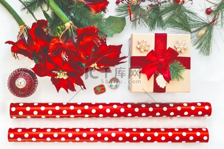 圣诞节准备：包装纸、礼物、丁香