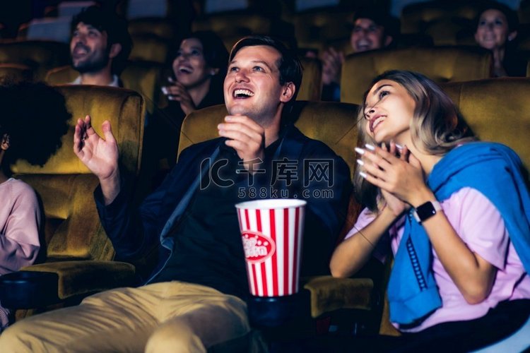 一群快乐有趣的观众在电影院里看