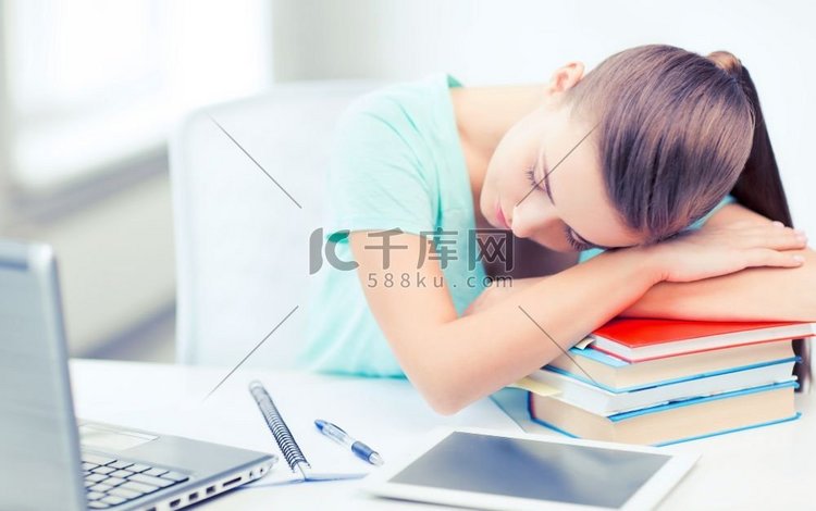 教育科技理念-疲惫的学生睡在书