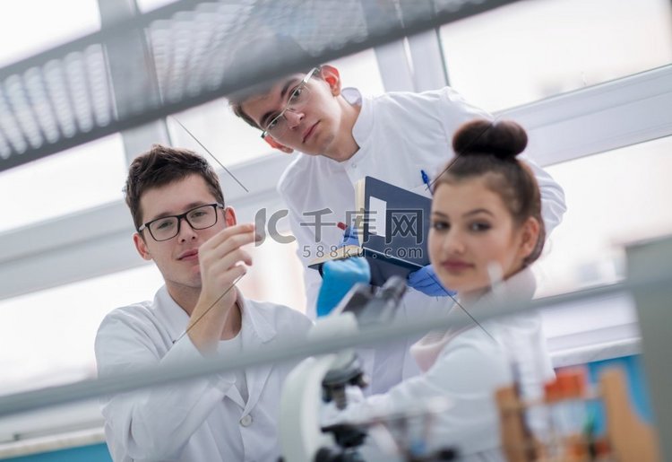 一群年轻的医学生在化学实验室一