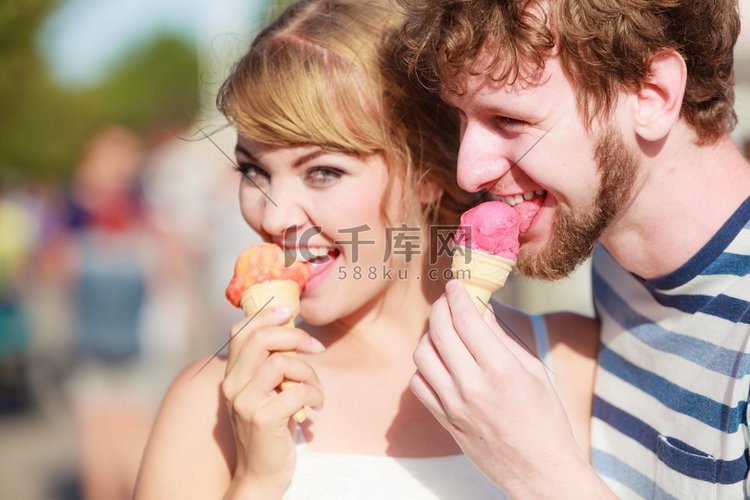 暑假与快乐概念年轻夫妇吃冰淇淋