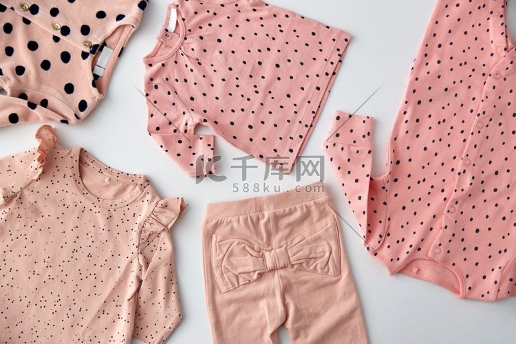 婴儿期和服装概念-粉色女婴衣服