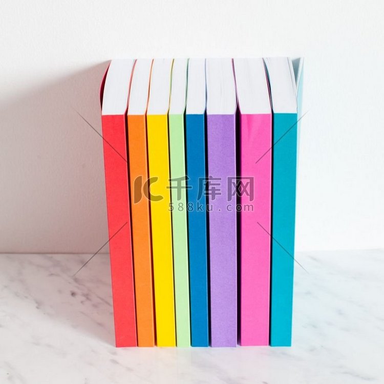 彩色书籍以彩虹的颜色勾勒出轮廓