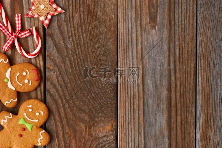 圣诞节自制姜饼饼干和装饰在木背
