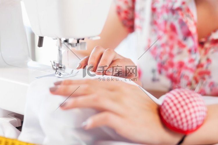 裁缝工作室。女裁缝手在缝纫机上
