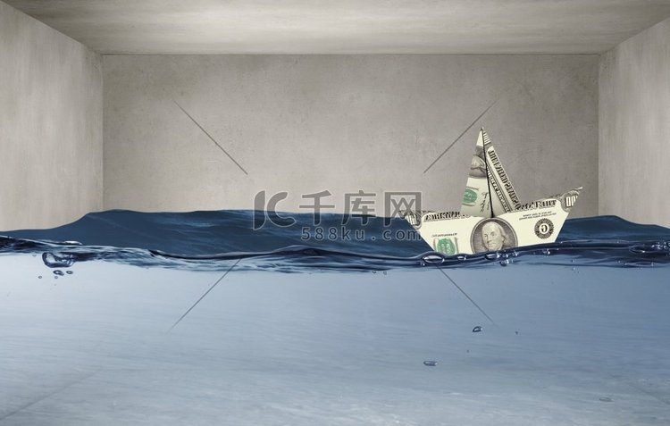 一美元的船在水中。漂浮在水中的