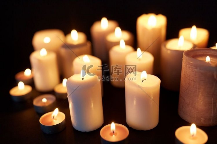 哀悼和纪念的概念-蜡烛在黑暗中