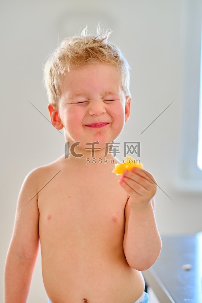 2岁男孩吃酸水果