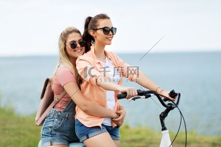 朋友，自行车，骑自行车，夏天