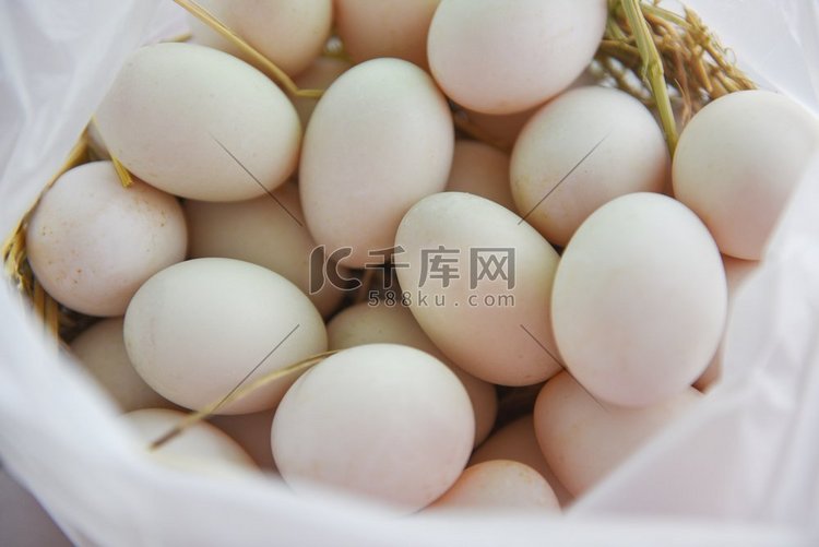 新鲜鸡蛋白鸭蛋在白色袋/生产鸡