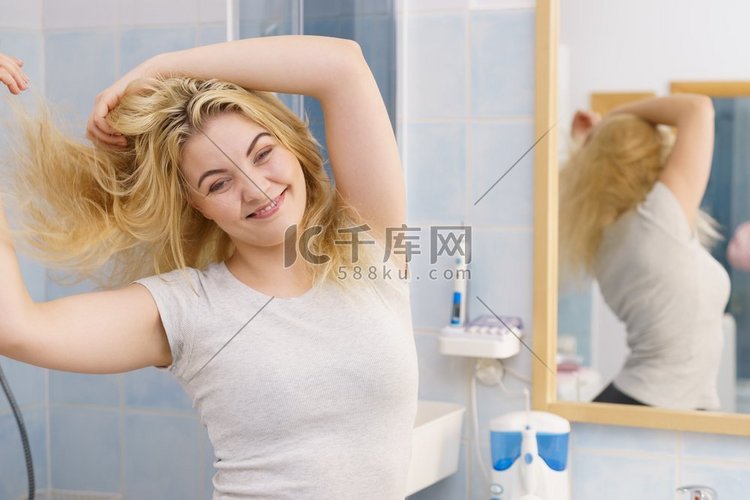 在洗手间醒来后，快乐的年轻金发