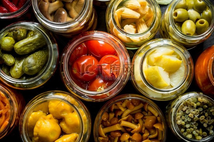 玻璃罐中的蜜饯蔬菜。俯视图。玻