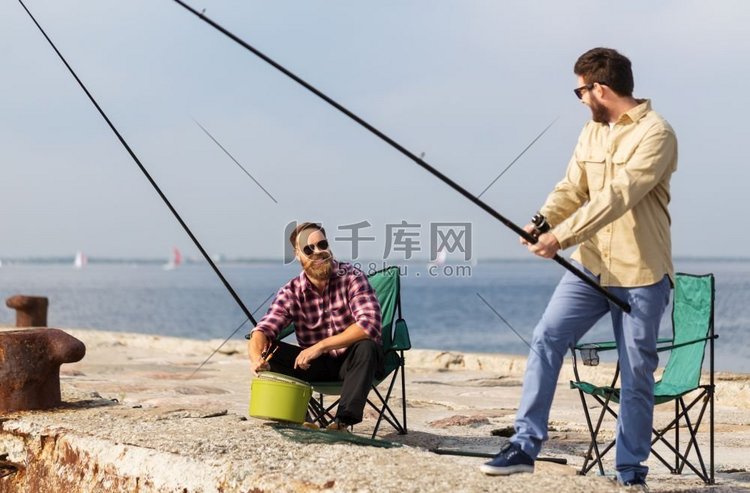 休闲和人的概念—男性朋友与钓竿