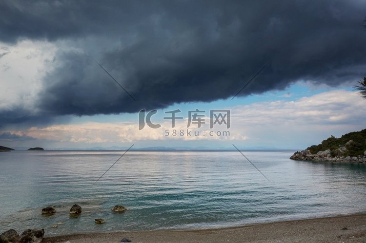 海滩上的下雨天气