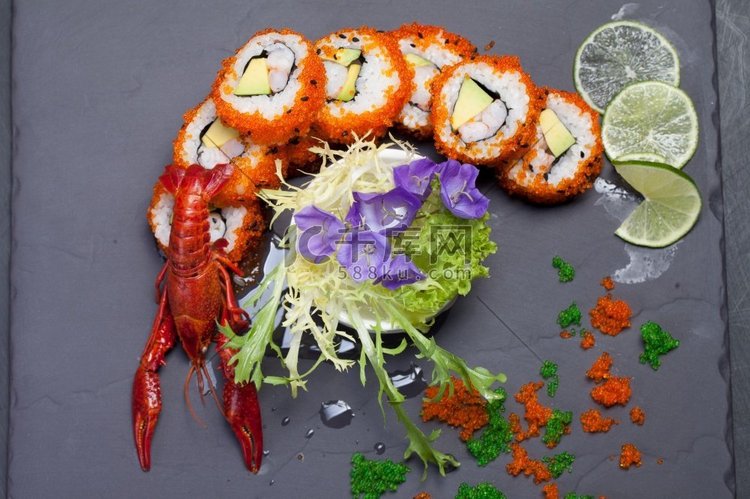 海小龙虾和寿司放在黑板岩盘子上