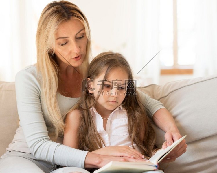 母亲读书女儿家