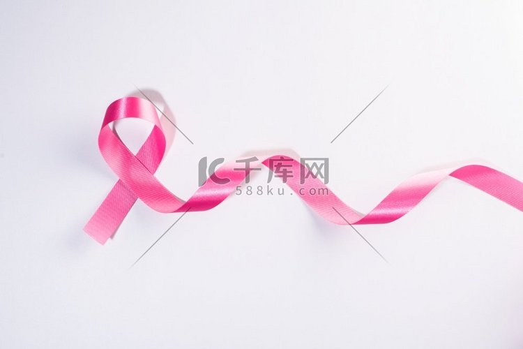 粉红色丝带癌症标志在白色
