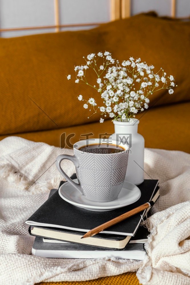 早餐床咖啡杯鲜花