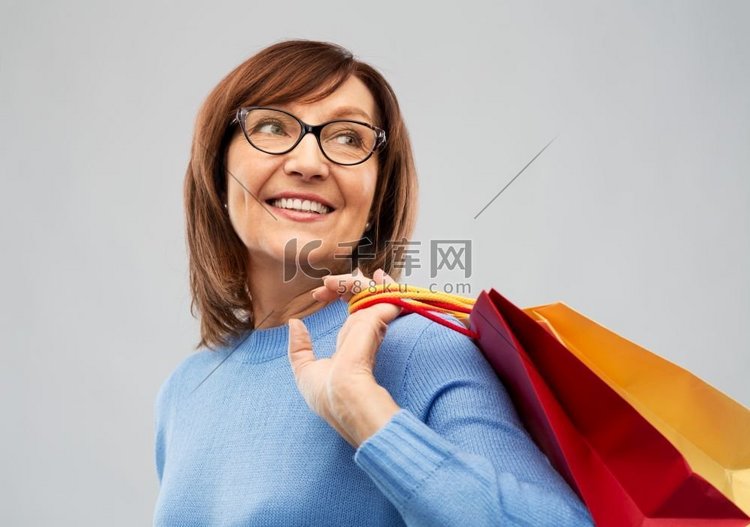 销售和老人概念微笑的老年妇女戴