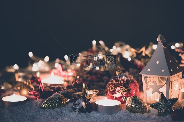 灯笼和圣诞节装饰在雪和花环灯背