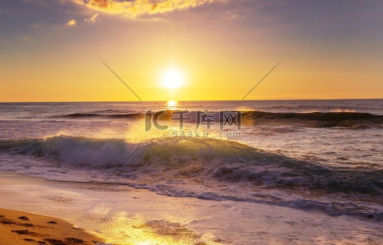 海上落日。美丽多彩的日落在海边