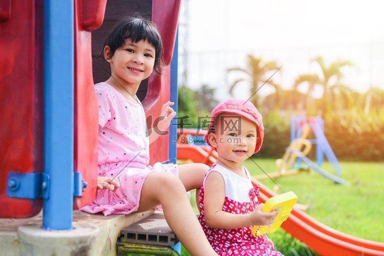孩子微笑有乐趣的小女孩玩外面亚