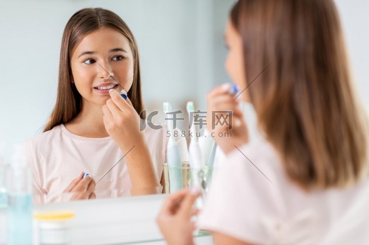 美容和化妆品概念—少女应用唇膏