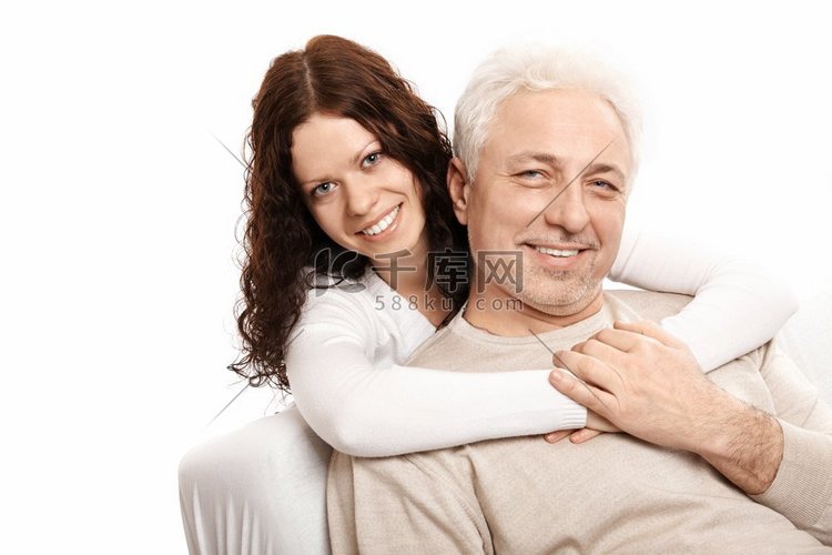 女儿在白色背景下拥抱父亲