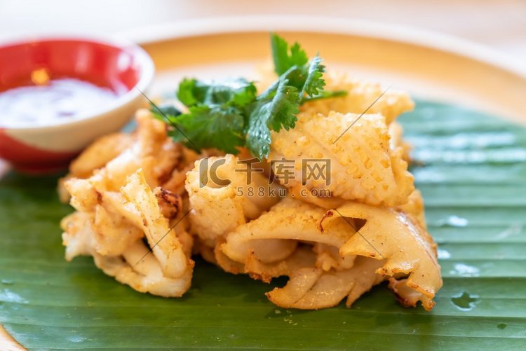 烤鱿鱼干，泰国街海鲜美食香蕉叶