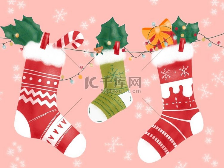 圣诞装饰品上挂着的三只冬季袜子