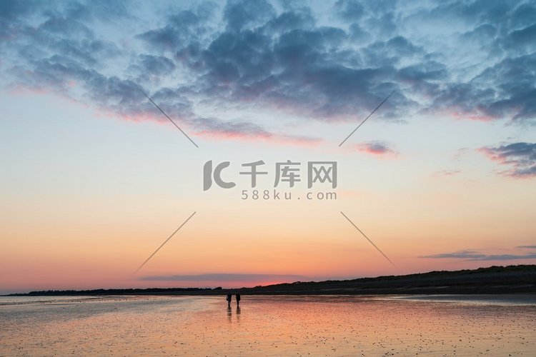 美丽多彩的夏日夕阳海滩景观，天