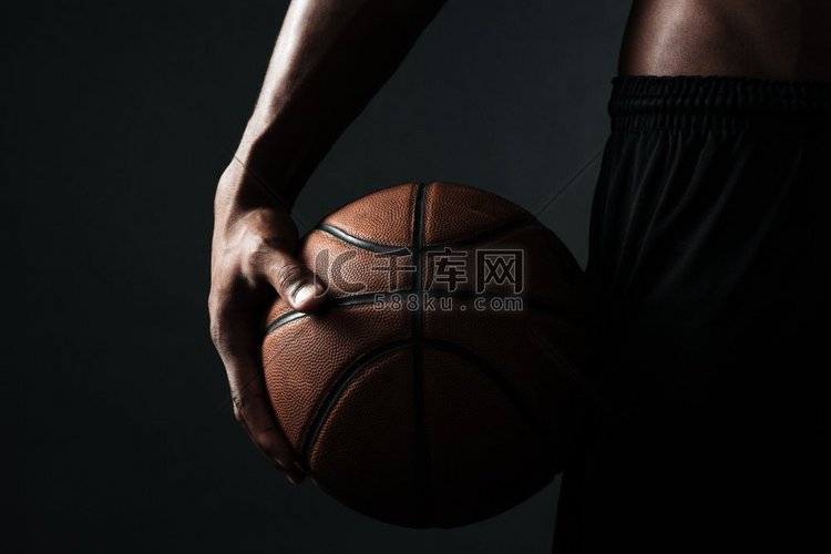 被裁剪的照片篮球运动员拿着球，