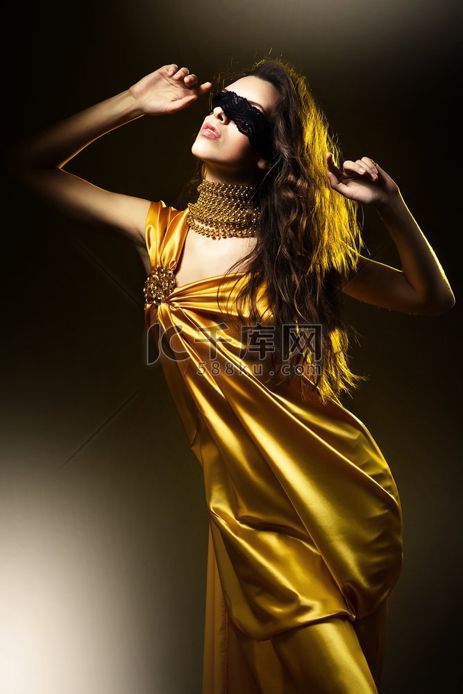 性感的成年女子穿着金色连衣裙