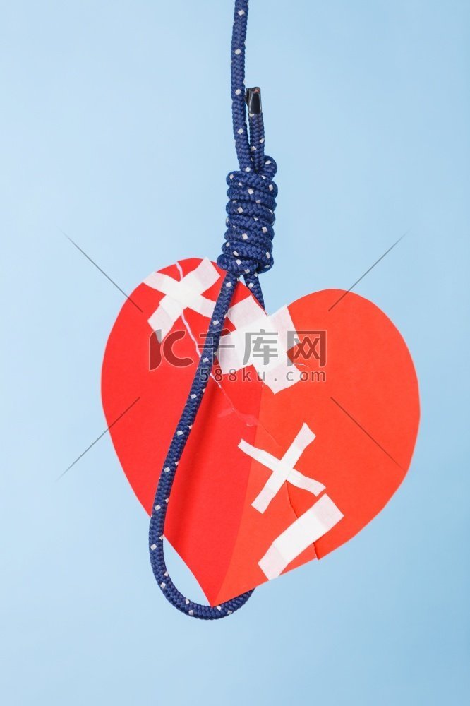小红心形状的纸在绳子上。自杀，