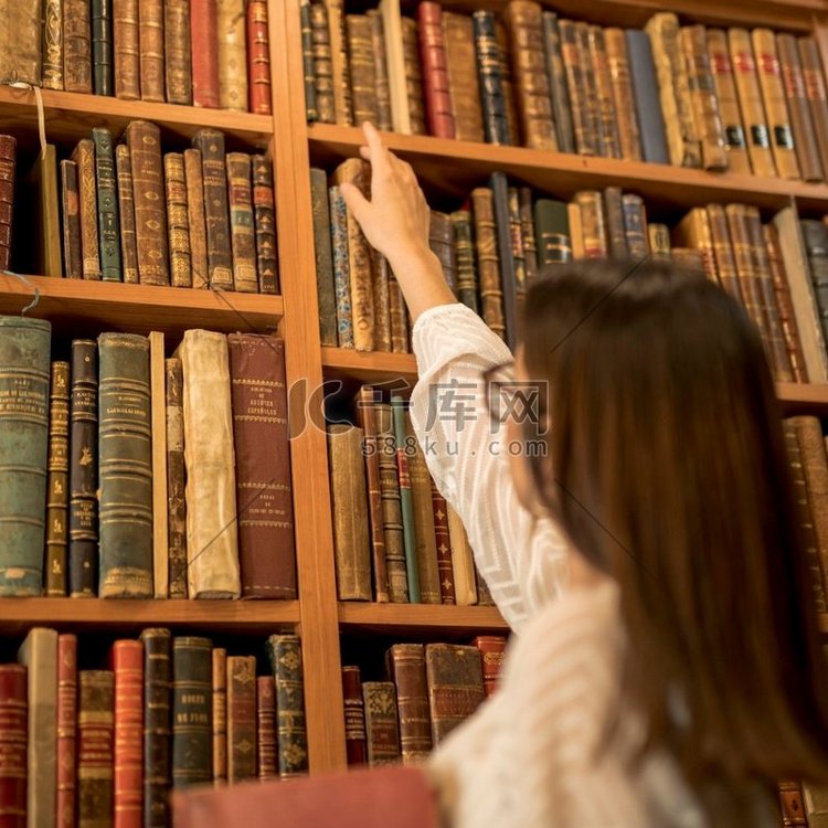 优秀女学生选择古董图书库