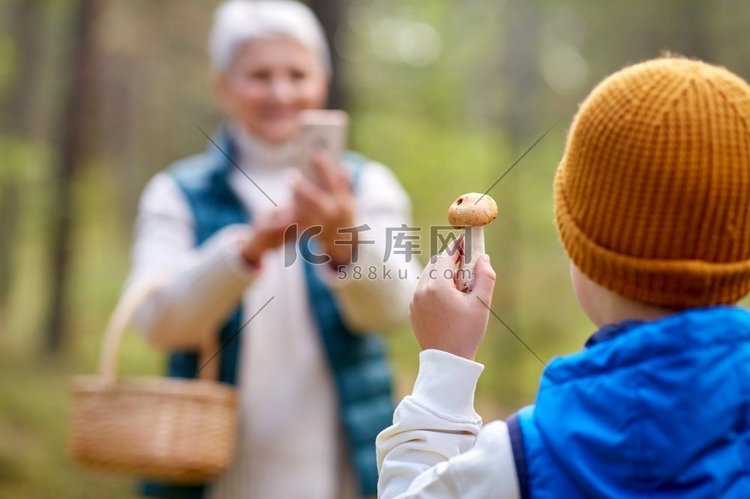  祖母，孙子，智能手机，电话