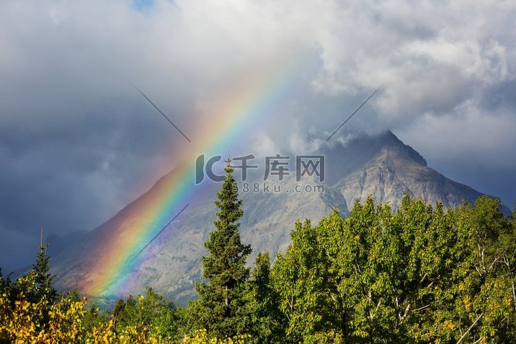 山上的彩虹。美丽的自然景观。风