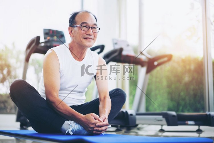 老年人在健身中心做身体伸展运动
