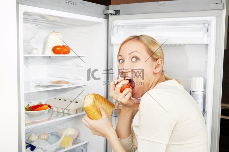 这个女人贪婪地靠在打开的冰箱上
