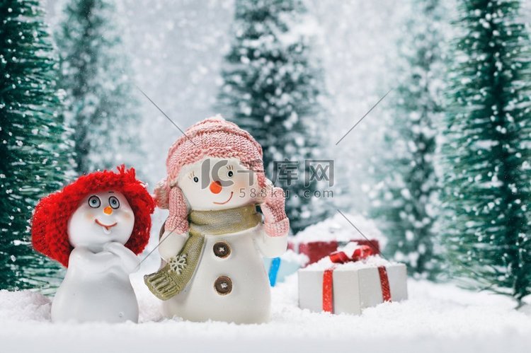 两个小可爱雪人朋友与礼物在森林