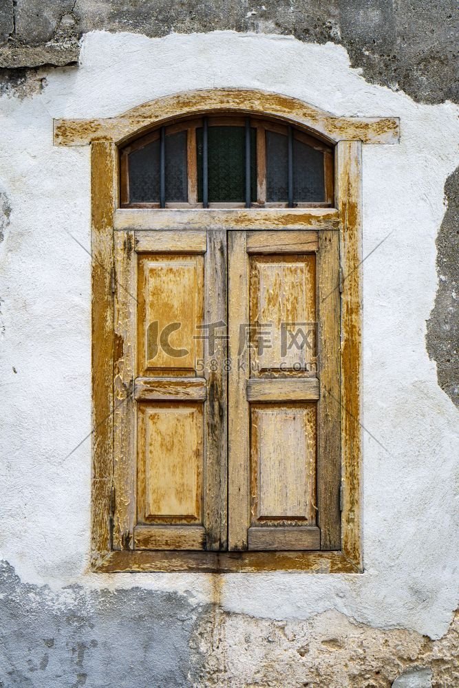 砖墙上的旧木窗