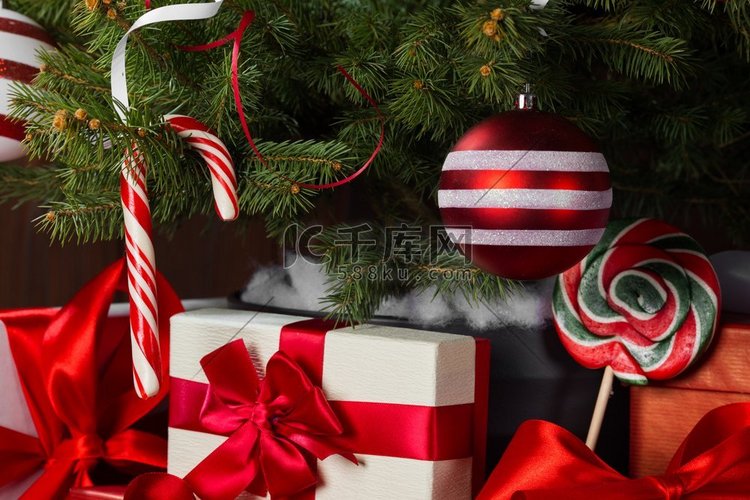 装饰的圣诞树和礼品盒背景。装饰