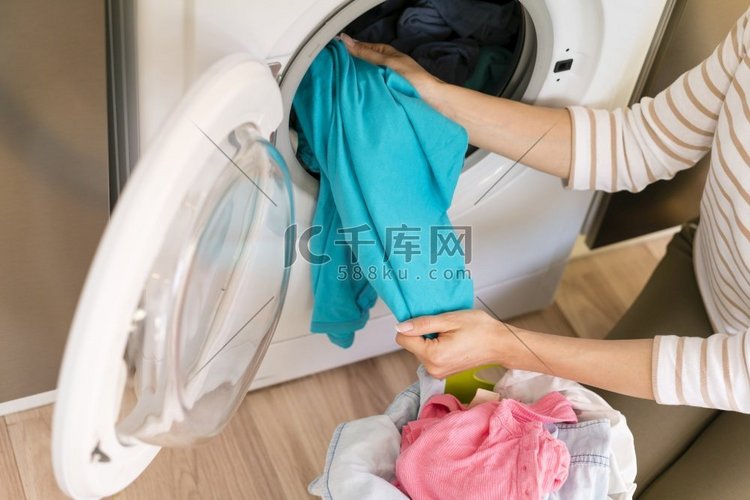 手拿衣服出洗衣机