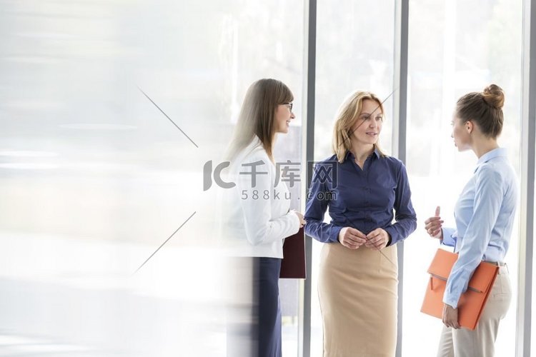 企业家妇女在办公室窗口会议期间