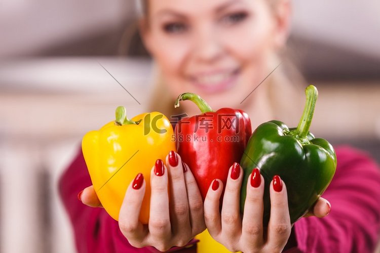 妇女手拿甜椒美味健康的减肥蔬菜