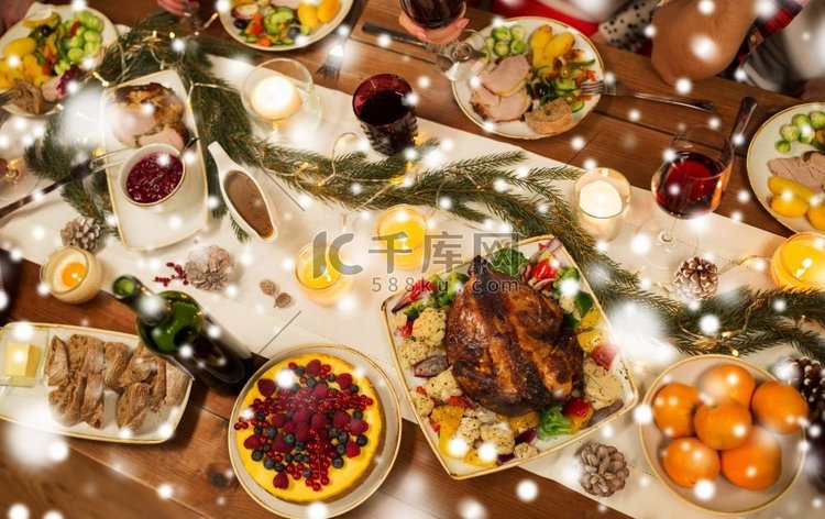 圣诞晚餐和吃概念—烤鸡或火鸡和