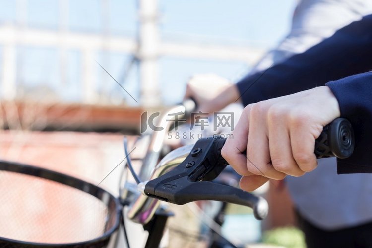 关闭妇女的手自行车制动器