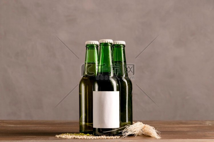 绿色瓶白色标签木桌