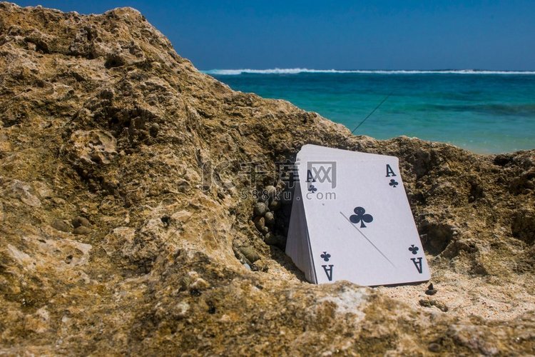 王牌俱乐部扑克牌海滩主题照片。