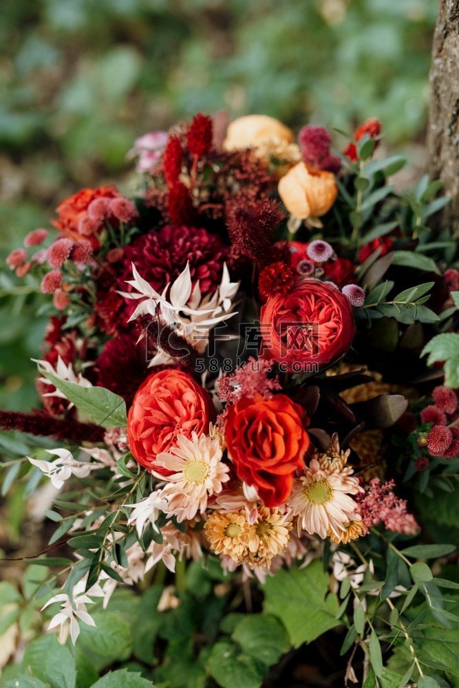 红色优雅的婚礼花束新鲜的天然花